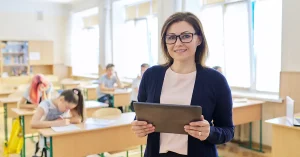 Insegnante in aula con studenti.